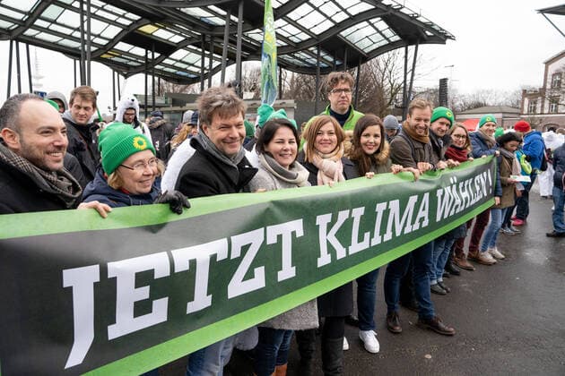 Fridays for Future - Wahlkampf die GRÜNEN mit Robert Habeck, Annalena Baerbock, Katharina Fegebank, , Anna Gallina, Michael Kellner, Anjes Tjarks, Martin Bill, Mareike Engels - Bürgerschaftswahl 2020 Hamburg - Aktion am Rande der Demonstration;Fridays for Future - Wahlkampf die GRÜNEN mit Robert Habeck, Annalena Baerbock, Katharina Fegebank, , Anna Gallina, Michael Kellner, Anjes Tjarks, Martin Bill, Mareike Engels - Bürgerschaftswahl 2020 Hamburg - Aktion am Rande der Demonstration, Hamburg Hamburg Deutschland Heiligengeistfeld *** Fridays for Future Election Campaign the GREENS with Robert Habeck, Annalena Baerbock, Katharina Fegebank, Anna Gallina, Michael Kellner, Anjes Tjarks, Martin Bill, Mareike Engels Bürgerschaftswahl 2020 Hamburg Action on the sidelines of the demonstration Fridays for Future Election Campaign the GREENS wit