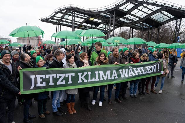 Fridays for Future - Wahlkampf die GRÜNEN mit Robert Habeck, Annalena Baerbock, Katharina Fegebank, , Anna Gallina, Michael Kellner, Anjes Tjarks, Martin Bill, Mareike Engels - Bürgerschaftswahl 2020 Hamburg - Aktion am Rande der Demonstration;Fridays for Future - Wahlkampf die GRÜNEN mit Robert Habeck, Annalena Baerbock, Katharina Fegebank, , Anna Gallina, Michael Kellner, Anjes Tjarks, Martin Bill, Mareike Engels - Bürgerschaftswahl 2020 Hamburg - Aktion am Rande der Demonstration, Hamburg Hamburg Deutschland Heiligengeistfeld *** Fridays for Future Election Campaign the GREENS with Robert Habeck, Annalena Baerbock, Katharina Fegebank, Anna Gallina, Michael Kellner, Anjes Tjarks, Martin Bill, Mareike Engels Bürgerschaftswahl 2020 Hamburg Action on the sidelines of the demonstration Fridays for Future Election Campaign the GREENS wit