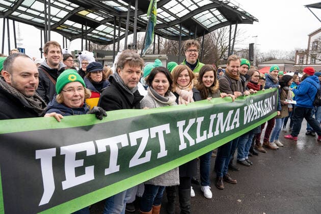 Fridays for Future - Wahlkampf die GRÜNEN mit Robert Habeck, Annalena Baerbock, Katharina Fegebank, , Anna Gallina, Michael Kellner, Anjes Tjarks, Martin Bill, Mareike Engels - Bürgerschaftswahl 2020 Hamburg - Aktion am Rande der Demonstration;Fridays for Future - Wahlkampf die GRÜNEN mit Robert Habeck, Annalena Baerbock, Katharina Fegebank, , Anna Gallina, Michael Kellner, Anjes Tjarks, Martin Bill, Mareike Engels - Bürgerschaftswahl 2020 Hamburg - Aktion am Rande der Demonstration, Hamburg Hamburg Deutschland Heiligengeistfeld *** Fridays for Future Election Campaign the GREENS with Robert Habeck, Annalena Baerbock, Katharina Fegebank, Anna Gallina, Michael Kellner, Anjes Tjarks, Martin Bill, Mareike Engels Bürgerschaftswahl 2020 Hamburg Action on the sidelines of the demonstration Fridays for Future Election Campaign the GREENS wit
