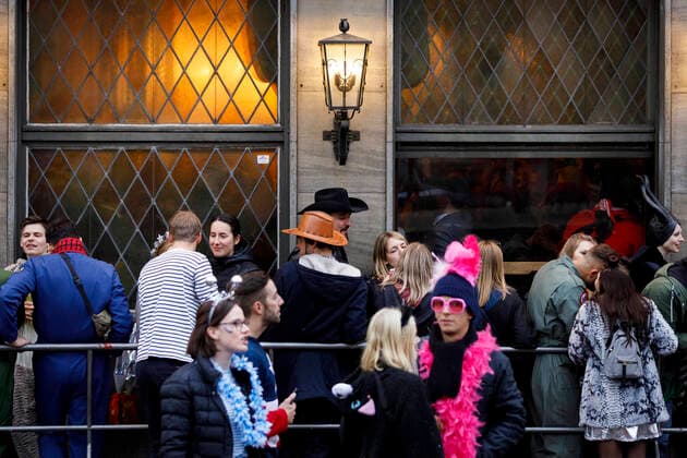 Drängelgitter vor einer Kneipe beim Straßenkarneval auf der Luxemburger Straße. Köln, 21.02.2020
