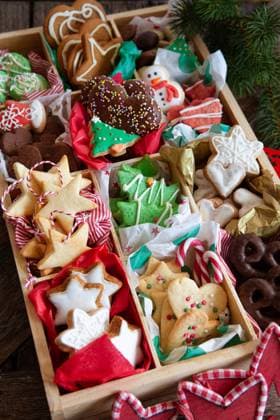 Verschiedene leckere Plätzchen und Lebkuchen zu Weihnachten *** Various delicious cookies and gingerbread for Christmas 1079705880