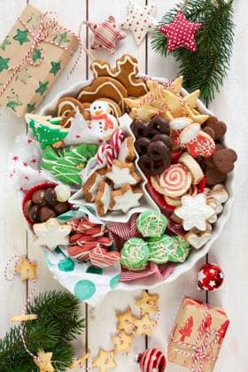 Verschiedene leckere Plätzchen und Lebkuchen zu Weihnachten *** Various delicious cookies and gingerbread for Christmas 1079705881