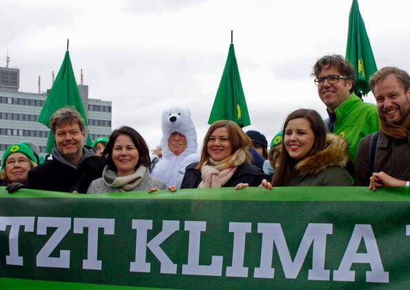 Demonstration Fridays for Future in Hamburg mit den Grünen-Spitzenpolitikern Robert Harbeck (2.v.l.), Annalena Baerbock (3. v. l.) und Hamburg 2. Bürgermeisterin Katharina Fegebank (4. v. l.) - direkt hinter dem Banner. *** Demonstration Fridays for Future in Hamburg with the leading Green politicians Robert Harbeck (2 ft.), Annalena Baerbock (3 ft.) and Hamburg Mayor Katharina Fegebank (4 ft.) directly behind the banner