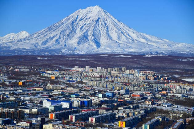 PETROPAVLOVSK-KAMCHATSKY, RUSSIA - FEBRUARY 21, 2020: A view of the city and Koryakskaya Sopka (Koryaksky Volcano), the highest volcano in the south of the Kamchatka Peninsula with the height of 3,456m, located at the Nalychevo Nature Park on Kamchatka s eastern coast. Yuri Smityuk TASS  TS0CF32F