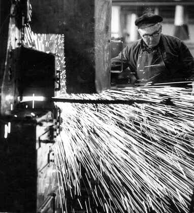  Handwerk, Arbeiter in der Fabrik, 1950er Jahre, genauer Ort unbekannt, Deutschland, Europa *** Craft, Worker in the factory, 1950s, exact place unknown, Germany, Europe Copyright: imageBROKER/our-planet.berlin iblhek04639280.jpg