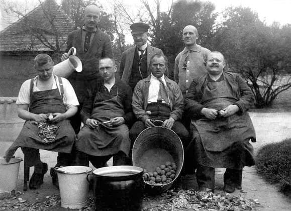  Landwirtschaft, Männer beim Kartoffel schälen, 1930er Jahre, genauer Ort unbekannt, Deutschland, Europa *** Agriculture, men peeling potatoes, 1930s, exact place unknown, Germany, Europe Copyright: imageBROKER/our-planet.berlin iblhek04640584.jpg