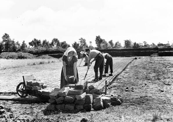  Landwirtschaft, Arbeiter beim Torfstich, 1930er Jahre, genauer Ort unbekannt, Deutschland, Europa *** Agriculture, worker at peat cutting, 1930s, exact place unknown, Germany, Europe Copyright: imageBROKER/our-planet.berlin iblhek04640592.jpg