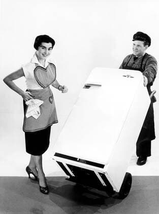  Hausfrau und Lieferant, ein neuer Kühlschrank wird geliefert, 1950er Jahre, genauer Ort unbekannt, Deutschland, Europa *** Housewife and supplier, a new refrigerator is delivered, 1950s, exact location unknown, Germany, Europe Copyright: imageBROKER/our-planet.berlin iblhek04640659.jpg