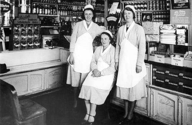  Drei Verkäuferinnen im Lebensmittelladen, 1950er Jahre, Deutschland, Europa *** Three saleswomen in a grocery store, 1950s, Germany, Europe Copyright: imageBROKER/our-planet.berlin iblhek04642368.jpg