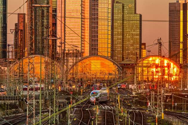 Sonnenuntergang spiegelt sich im Hauptbahnhof, Gutleutviertel, Frankfurt, Hessen, Deutschland, Europa Copyright: imageBROKER/GeorgxStelzner ibxcag05109458.jpg