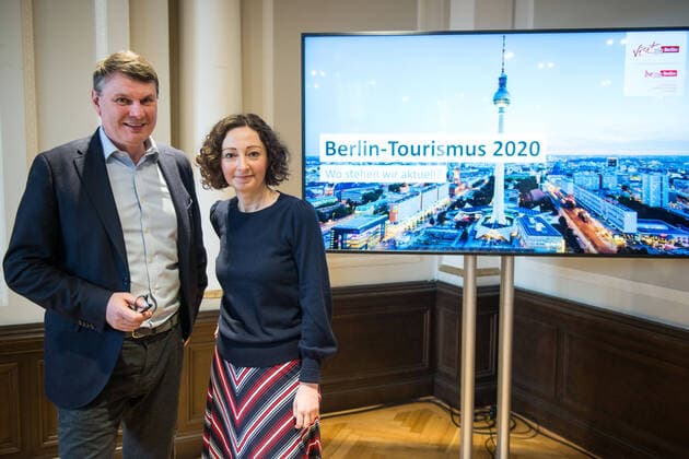 News Bilder des Tages Jahresauftakt-PK visitBerlin Wirtschaftssenatorin Ramona Pop und visitBerlin-CEO Burkhard Kieker anlässlich einer Pressekonferenz. Pressekonferenz Jahresauftakt Berlin-Tourismus 2020 mit Wirtschaftssenatorin Ramona Pop, visitBerlin-CEO Burkhard Kieker und Tobias Hannemann, Landesamt für Statistik, Siemenssaal Hotel Mövenpick. Foto Berlin Berlin Deu *** Kick-off of the year PK visitBerlin Senator for Economics Ramona Pop and visitBerlin CEO Burkhard Kieker at a press conference Press conference Kick-off of the year Berlin Tourism 2020 with Senator for Economics Ramona Pop, visitBerlin CEO Burkhard Kieker and Tobias Hannemann, State Office for Statistics, Siemenssaal Hotel Mövenpick Photo Berlin Berlin Deu