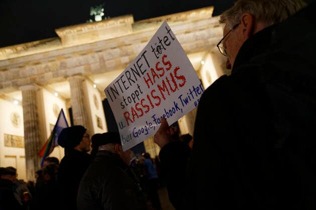 Hanau-Gedenken am Brandenburger Tor 2020-02-20, Berlin, Deutschland Stummes Gedenken der Opfer des rechten Anschlags von Hanau und Protest gegen rechte Gewalt vor dem Brandenburger Tor