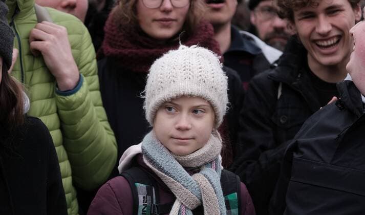 21.02.2020 xkhx Hamburg, Klimademonstration Greta Thunberg nimmt in Hamburg an einer Fridays-for-Future-Demo teil zwei Tage vor der Hamburger Bürgerschaftswahl Bild zeigt: Greta Thunberg inmitten von jungen Demonstranten *** 21 02 2020 xkhx Hamburg, Climate Demonstration Greta Thunberg takes part in a Fridays for Future Demo in Hamburg two days before the Hamburg elections Picture shows Greta Thunberg among young demonstrators