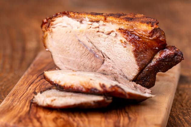 in Scheiben geschnittenes bayerisches Schweinebraten auf Holz *** sliced bavarian roast pork on wood 1035306131