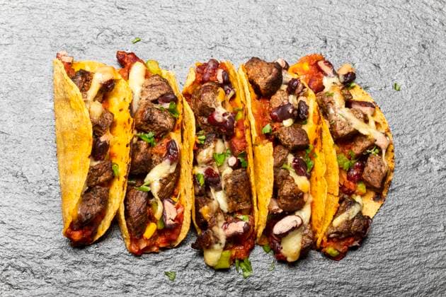 Tacos mit Rindfleisch auf Schiefer *** Tacos with beef on slate 1035305911