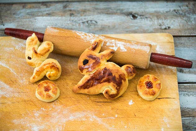 gebackene Hefeteig Osterhasen auf Holzbrett *** baked yeast dough Easter bunny on wooden board 1019303744