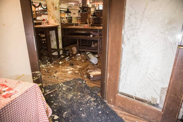 21.02.20 - Hamburg: St Pauli vs. HSV: Ausschreitungen Kurz nach 21Uhr stürmten plötzlich vermummte St.Pauli Fans ein Restaurant am Großneumarkt. Dort saßen zu diesem Zeitpunkt ca. 50 Gäste und mehrere HSV-Fans. Die St.Pauli Anhänger schlugen mit Stühlen, Bierkrügen und andere Gegenstände wild um sich. Auch Pfefferspray wurde versprüht! Mehrere Gäste des Restaurants wurden durch Herumfliegen Gegenstände getroffen und verletzt. Mehrere Scheiben und weiter Möbel ging dabei kaputt. Die St.Pauli Fans rannten wenig später vor der Polizei weg. Ebenfalls die HSV-Anhänger. Zurück blieben 22 betroffen Gäste des Restaurants. Mehrere von diesen Standen unter Schock. Zwei Personen wurden bei dem Angriff sogar schwer verletzt. Zwei weitere leicht. Insgesamt wurden 12 Personen verletzt. Die Feuerwehr war mit einem Großaufgebot vo Copyright: xSebastianxPetersx