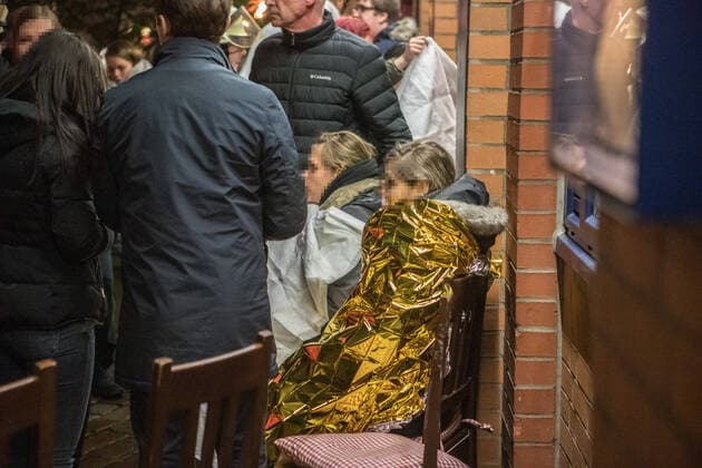 21.02.20 - Hamburg: St Pauli vs. HSV: Ausschreitungen Kurz nach 21Uhr stürmten plötzlich vermummte St.Pauli Fans ein Restaurant am Großneumarkt. Dort saßen zu diesem Zeitpunkt ca. 50 Gäste und mehrere HSV-Fans. Die St.Pauli Anhänger schlugen mit Stühlen, Bierkrügen und andere Gegenstände wild um sich. Auch Pfefferspray wurde versprüht! Mehrere Gäste des Restaurants wurden durch Herumfliegen Gegenstände getroffen und verletzt. Mehrere Scheiben und weiter Möbel ging dabei kaputt. Die St.Pauli Fans rannten wenig später vor der Polizei weg. Ebenfalls die HSV-Anhänger. Zurück blieben 22 betroffen Gäste des Restaurants. Mehrere von diesen Standen unter Schock. Zwei Personen wurden bei dem Angriff sogar schwer verletzt. Zwei weitere leicht. Insgesamt wurden 12 Personen verletzt. Die Feuerwehr war mit einem Großaufgebot vo Copyright: xSebastianxPetersx