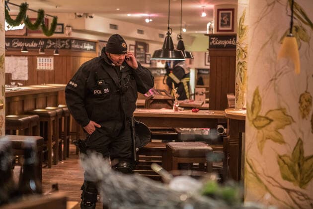 21.02.20 - Hamburg: St Pauli vs. HSV: Ausschreitungen Kurz nach 21Uhr stürmten plötzlich vermummte St.Pauli Fans ein Restaurant am Großneumarkt. Dort saßen zu diesem Zeitpunkt ca. 50 Gäste und mehrere HSV-Fans. Die St.Pauli Anhänger schlugen mit Stühlen, Bierkrügen und andere Gegenstände wild um sich. Auch Pfefferspray wurde versprüht! Mehrere Gäste des Restaurants wurden durch Herumfliegen Gegenstände getroffen und verletzt. Mehrere Scheiben und weiter Möbel ging dabei kaputt. Die St.Pauli Fans rannten wenig später vor der Polizei weg. Ebenfalls die HSV-Anhänger. Zurück blieben 22 betroffen Gäste des Restaurants. Mehrere von diesen Standen unter Schock. Zwei Personen wurden bei dem Angriff sogar schwer verletzt. Zwei weitere leicht. Insgesamt wurden 12 Personen verletzt. Die Feuerwehr war mit einem Großaufgebot vo Copyright: xSebastianxPetersx
