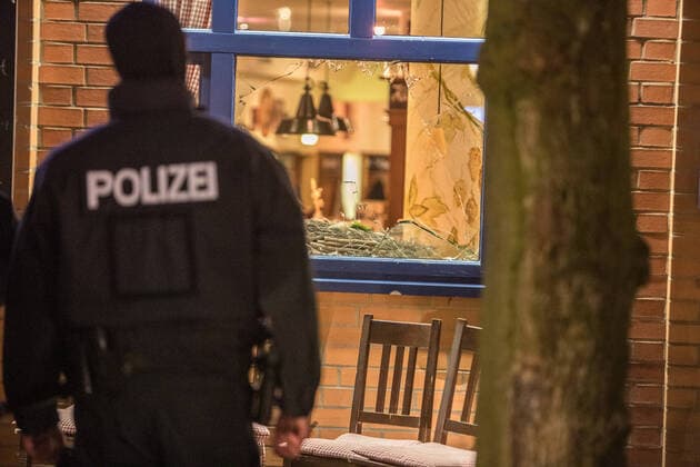News Themen der Woche KW08 News Bilder des Tages 21.02.20 - Hamburg: St Pauli vs. HSV: Ausschreitungen Kurz nach 21Uhr stürmten plötzlich vermummte St.Pauli Fans ein Restaurant am Großneumarkt. Dort saßen zu diesem Zeitpunkt ca. 50 Gäste und mehrere HSV-Fans. Die St.Pauli Anhänger schlugen mit Stühlen, Bierkrügen und andere Gegenstände wild um sich. Auch Pfefferspray wurde versprüht! Mehrere Gäste des Restaurants wurden durch Herumfliegen Gegenstände getroffen und verletzt. Mehrere Scheiben und weiter Möbel ging dabei kaputt. Die St.Pauli Fans rannten wenig später vor der Polizei weg. Ebenfalls die HSV-Anhänger. Zurück blieben 22 betroffen Gäste des Restaurants. Mehrere von diesen Standen unter Schock. Zwei Personen wurden bei dem Angriff sogar schwer verletzt. Zwei weitere leicht. Insgesamt wurden 12 Personen verletzt. Die Feuerwehr war mit einem Großaufgebot vo Copyright: xSebastianxPetersx