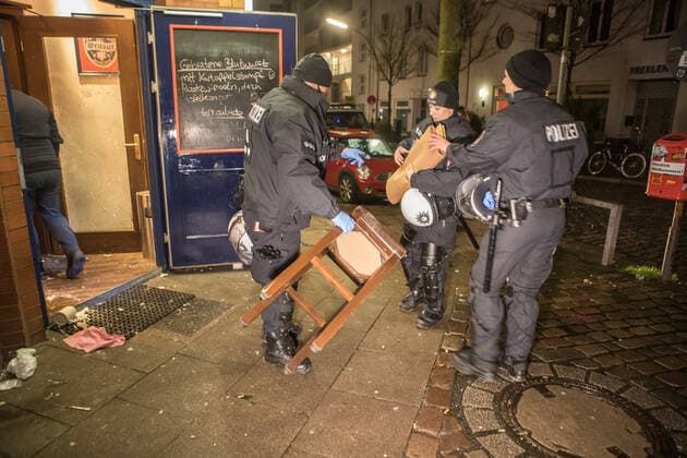 21.02.20 - Hamburg: St Pauli vs. HSV: Ausschreitungen Kurz nach 21Uhr stürmten plötzlich vermummte St.Pauli Fans ein Restaurant am Großneumarkt. Dort saßen zu diesem Zeitpunkt ca. 50 Gäste und mehrere HSV-Fans. Die St.Pauli Anhänger schlugen mit Stühlen, Bierkrügen und andere Gegenstände wild um sich. Auch Pfefferspray wurde versprüht! Mehrere Gäste des Restaurants wurden durch Herumfliegen Gegenstände getroffen und verletzt. Mehrere Scheiben und weiter Möbel ging dabei kaputt. Die St.Pauli Fans rannten wenig später vor der Polizei weg. Ebenfalls die HSV-Anhänger. Zurück blieben 22 betroffen Gäste des Restaurants. Mehrere von diesen Standen unter Schock. Zwei Personen wurden bei dem Angriff sogar schwer verletzt. Zwei weitere leicht. Insgesamt wurden 12 Personen verletzt. Die Feuerwehr war mit einem Großaufgebot vo Copyright: xSebastianxPetersx