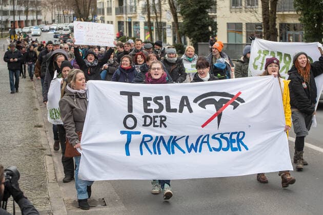 2020 Bilder des Jahres, News 02 Februar News Themen der Woche KW08 News Bilder des Tages Brandenburg Tesla Protest Mehrere hundert Menschen protestierten am Samstag den 22. Februar 2020 im brandenburgischen Erkner gegen den Bau der Tesla-Gigafactory gegen geplante Tesla-Gigafactory in Gruenheide. Sie forderten schadstofffreies und ausreichendes Trinkwasser, den Erhalt unserer Landschaft und Schutzgebiete, saubere Luft, den Schutz vor der Zunahme von Verkehrslaerm und dass Gruenheide und Umgebung auch in Zukunft als Naherholungsgebiet erhalten bleiben soll. Ein von Seen und Fluessen durchzogenes Waldgebiet ist der falsche Standort für eine Industrieansiedlung , so die Organisatoren der Demonstration. 22.2.2020, Erkner *** Brandenburg Tesla Protest Several hundred people protested on Saturday 22 February 2020 in Erkner, Brandenburg, against the construction of the Tesla Gigafactory against planned Tesla Gigafactory i