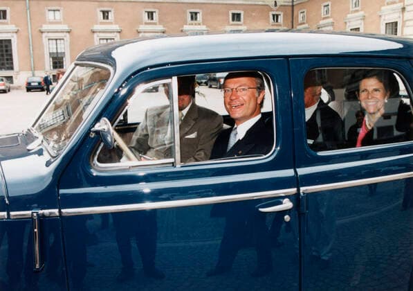 Kung Carl XVI Gustaf, drottning Silvia Kungens far en Volvo i 50-ars present, April 1996 (c) Charles Hammarsten IBL Stockholm Schweden kungahus Sverige x2492x *** King Carl XVI Gustaf, Queen Silvia Kings father a Volvo in 50 years present, April 1996 c Charles Hammarsten IBL Stockholm Sweden royal house Sweden x2492x,  Copyright: xTTxImagex xIBLx Kungens födelsedag, 50 ar, 1996