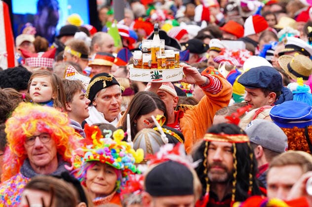 Karnevalisten beim traditionellen Funkenbiwak auf dem Neumarkt. Köln, 22.02.2020