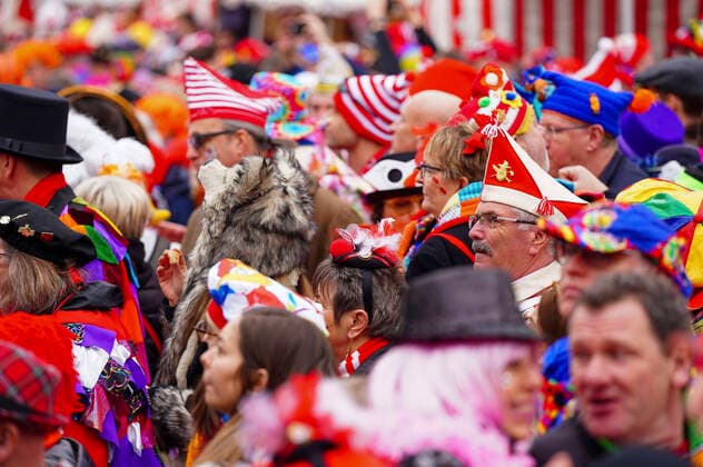Karnevalisten beim traditionellen Funkenbiwak auf dem Neumarkt. Köln, 22.02.2020