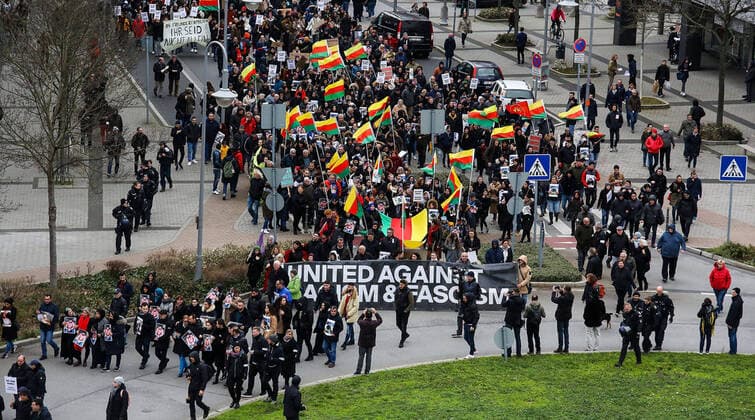 2020 Bilder des Jahres, News 02 Februar News Themen der Woche KW08 22.02.2020, xmgx, Lokal Hanau , Demonstration und Mahnwache nach Terror in Hanau Bluttat, Terror, Schiesserei, Mord, Tot , Gedenkfeier, Tobias R, Terrorist, Trauer, Hanau, Demonstation, Mahnwache v.l. Demo, Plakate, Fridays fot Future Hanau, Kundgebung Uebersicht, Hanau Hessen Deutschland (DE) *** 22 02 2020, xmgx, Local Hanau, Demonstration and vigil after terror in Hanau Blood act, terror, shooting, murder, death, commemoration, Tobias R, terrorist, mourning, Hanau, demonstration, vigil v l demo, posters, Fridays fot Future Hanau, rally overview, Hanau Hessen Germany EN