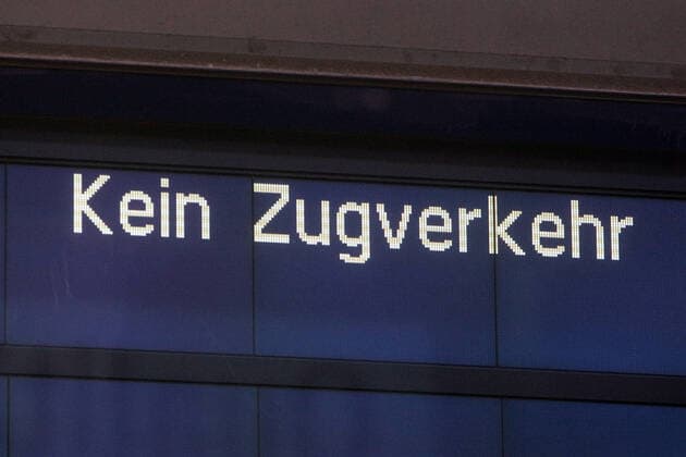 Anzeigetafel kein Zugverkehr anlässlich des Orkantief s Sabine, der bundesweit für Zugausfälle geführt hat im Hauptbahnhof München, Bayern, Deutschland *** No train traffic at Munich Central Station, Bavaria, Germany on the occasion of the hurricane Sabine, which caused train cancellations throughout Germany