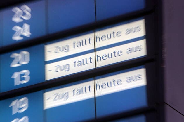 Anzeigetafel mit Laufband Zug fällt heute aus anlässlich des Orkantief s Sabine, der bundesweit für Zugausfälle geführt hat im Hauptbahnhof München, Bayern, Deutschland *** Scoreboard with treadmill train fails today on the occasion of the hurricane Sabine, which has led nationwide for train cancellations in Munich Central Station, Bavaria, Germany
