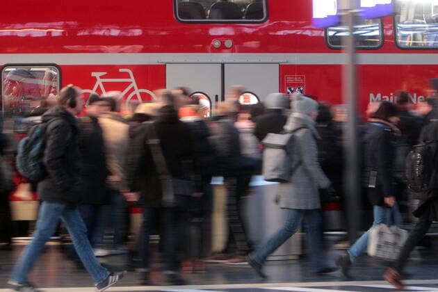 Ein verspäteter Regionalexpress der DB Deutsche n Bahn fährt an einem überfüllten Bahnsteig im Hauptbahnhof Frankfurt ein, Hessen, Deutschland