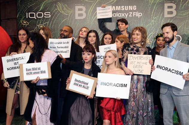 2020 Bilder des Jahres, Entertainment 02 Februar Entertainment Themen der Woche KW08 Sabin Tambrea, Caro Cult, Amelie Plaas-Link, Jennifer Ulrich, Franz Dinda u.a. bei der Place To B Berlinale-Party Garden of Eden im Rahmen der Berlinale 2020 70. Internationale Filmfestspiele Berlin im Restaurant Borchardt. Berlin, 22.02.2020 *** Sabin Tambrea, Caro Cult, Amelie Plaas Link, Jennifer Ulrich, Franz Dinda and others at the Place To B Berlinale Party Garden of Eden as part of the Berlinale 2020 70 Berlin International Film Festival at the Restaurant Borchardt Berlin, 22 02 2020 Foto:xC.xTamckex xFuturexImage