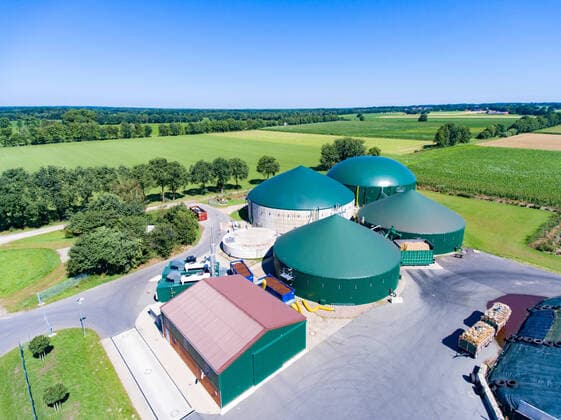 IMAGO Nature: Unsere Erde, Energiequellen, Biomasse Biogasanlage aus der Vogelperspektive, Luftbild . Neu erstellte Biogasanlage aus der Vogelperspektive - Aufnahme mit einer Fotodrohne, eingerahmt in frischer, grüner Frühsommer-Landschaft. Biogasanlage zur Energieerzeugung in Form von Gas, welches im Generator in Strom umgewandelt wird und durch Nutzung der bei diem Prozess entstehenden Abwärme. Landkreis Osnabrück Niedersachsen Deutschland *** Birds eye view of a biogas plant, aerial photograph Newly constructed biogas plant from a birds eye view, shot with a photo drone, framed in a fresh, green landscape in early summer Biogas plant for energy production in the form of gas, which is converted into electricity in the generator and by using the waste heat generated during the process District of Osnabrück Lower Saxony Germany