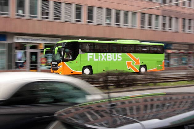 Fernbus der Gesellschaft Flixbus fährt in der Innenstadt Frankfurt, Hessen, Deutschland