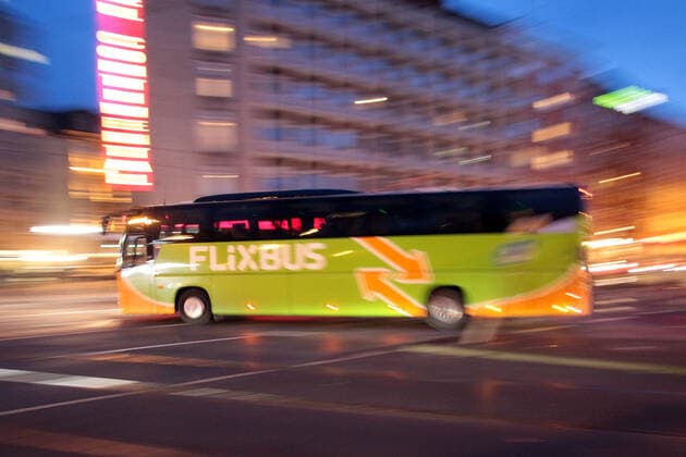 Fernbus der Gesellschaft Flixbus fährt am Abend in der Innenstadt Frankfurt, Hessen, Deutschland *** Flixbus long-distance bus runs in the evening in the city centre of Frankfurt, Hesse, Germany