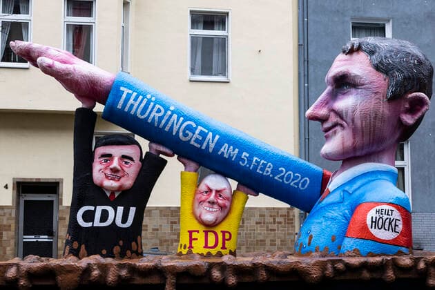 News Themen der Woche KW09 News Bilder des Tages Jacques Tilly Mottowagen, Rosenmontagszug, Düsseldorf, Deutschland Düsseldorf, Deutschland. 24. Februar 2020. Jacques Tilly Mottowagen Sieg Heil Geste zur Landtagswahl in Thüringen mit Björn Höcke, Afd, Rosenmontagszug in Düsseldorf.