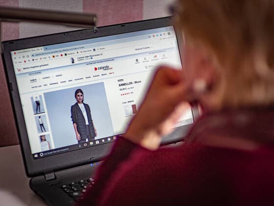 Berlin: Frau mit Notebook surft im Internet, Zalando Berlin