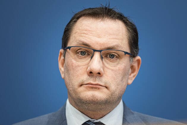 Tino Chrupalla, Bundesvorsitzender der AfD (Alternative fuer Deutschland), aufgenommen waehrend der Bundespressekonferenz zur Reaktion der AfD (Alternative fuer Deutschland) nach der Wahl der Hamburger Buergerschaft. Berlin, 24.02.2020. Berlin Deutschland