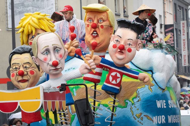 News Bilder des Tages Ein Mottowagen bei Rosenmotagsumzug am 24.02.2020 in Koeln zeigt US Praesident Donald Trump als Brandstifter mit Boris Johnson, Vladimir Putin, Xi Jinping und Kim Jong-un. Mit den traditionellen Umzuegen am Rosenmontag erreicht der rheinische Strassenkarneval seinen Hoehepunkt. In Karnevalshochburgen wie Koeln, Duesseldorf und Mainz sowie vielen weiteren Orten wird nicht nur ausgelassen gefeiert, sondern auch der Opfer des rassistisch motivierten Anschlags von Hanau mit elf Toten gedacht. Vielfach sind Schweigeminuten vorgesehen. (Siehe epd-Meldung vom 24.02.2020) Rosenmontagsumzug in Koeln *** A motto float at the Rose Monday procession on 24 02 2020 in Cologne shows US President Donald Trump as an arsonist with Boris Johnson, Vladimir Putin, Xi Jinping and Kim Jong. With the traditional processions on Rose Monday the Rhenish street carn Copyright: epd-bild GuidoxSchiefer EDITORIAL USE ONLY