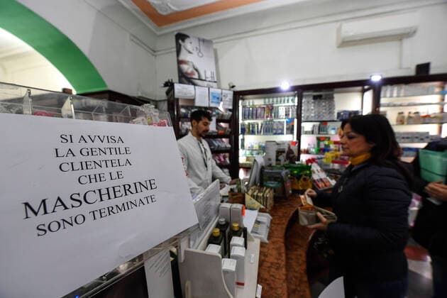 The psychosis of the Coronavirus virus also called COVID-19 begins to explode, also in Naples, in a pharmacy in via Toledo exhibits signs where the customers are warned of the end of protective masks and to stay at a safe distance from the counter to avoid any contagions. 24 02 2020, Naples, Italy  Copyright: xSalvatorexLaportax xIPAx xKontrolabx