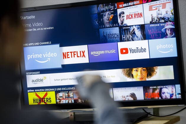 Symbolfoto: Die Logos der Streaming Dienste Amazon Prime Video, Netflix, amazon music und youtube ist auf einem Fernseher zu sehen. Berlin, 21.02.2020. Berlin Deutschland
