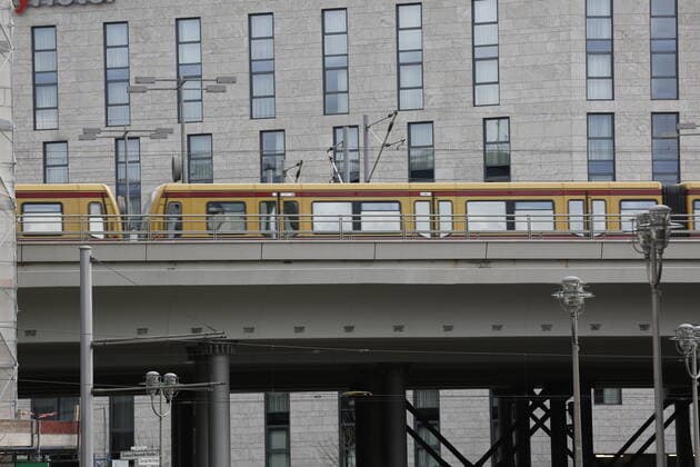 S-Bahn auf einer Zugbrücke vom Hauptbahnhof in Berlin