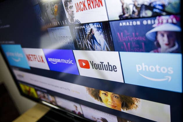 Symbolfoto: Die Logos der Streaming Dienste Amazon Prime Video, Netflix, amazon music und youtube sind auf einem Fernseher zu sehen. Berlin, 21.02.2020. Berlin Deutschland