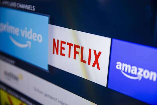 Symbolfoto: Die Logos der Streaming Dienste Amazon Prime Video, Netflix, und amazon music sind auf einem Fernseher zu sehen. Berlin, 21.02.2020. Berlin Deutschland