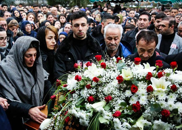 2020 Bilder des Jahres, News 02 Februar News Themen der Woche KW09 News Bilder des Tages 24.02.2020, xmgx, Lokal Hanau Trauerfeier Ferhad Uenvar, Beerdignung Trauer Gaeste Friedhof v.l., Hanau Hessen Deutschland (DEU) Heinrich Heine Schule *** 24 02 2020, xmgx, Local Hanau Funeral Service Ferhad Uenvar, Funeral Designation Funeral Guests Cemetery f l , Hanau Hessen Germany DEU Heinrich Heine School