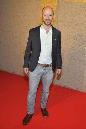 Verleihung des französischen Kulturorden Fabian Gasmia, Detailfilm, Produzent Ankunft zur Verleihung des Ordre Officier des Arts et des Lettres (Orden der Kuenste und der Literatur) anlaesslich der 70. Berlinale in der franzoesischen Botschaft in Berlin am 24.02.2020