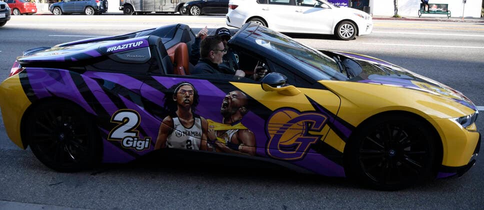 2020 Bilder des Jahres, Entertainment 02 Februar Entertainment Bilder des Tages Sherman Oaks residents Yanni Raz drives around in his BMW all Laker Kobe rap out design job for the thousands of Laker fans arriving for the Kobe and Gianna Bryant memorial outside Staples Monday Feb 24,2020. Los Angele CA USA, Los Angeles USA - ZUMAbl1_ 20200224_zaf_bl1_023 Copyright: xGenexBlevinsx