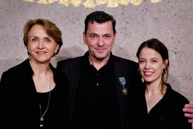 Regisseur Christian Petzold, die französische Botschafterin in Deutschland Anne-Marie Descôtes und Schauspielerin Paula Beer beim Photocall anlässlich der Verleihung des französischen Kulturordens - Ordre Officier des Arts et des Lettres (Orden der Künste und der Literatur) anlässlich der 70. Internationalen Filmfestspiele Berlin snapshot-photography xK.M.Krause
